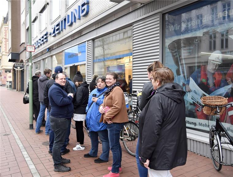 Playoff-Tickets schon nach wenigen Stunden weg Die Fans der Fischtown Pinguins standen wie hier im Kundencenter der NORDSEE-ZEITUNG in der Hafenstraße für die Playoff-Tickets angeboten. Foto Scheschonka