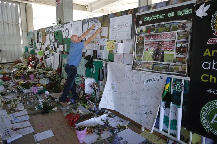 Jetzt wird durchgegriffen: Drei Festnahmen nach Flugzeugabsturz in Kolumbien Die Fans des Klubs Chapecoense befinden sich immer noch in einem Schockzustand.