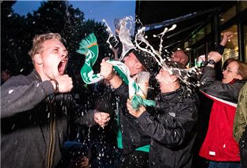 Die Fans des SV Werder Bremen freuten sich riesig über den Bundesliga-Verbleib ihres Vereins.