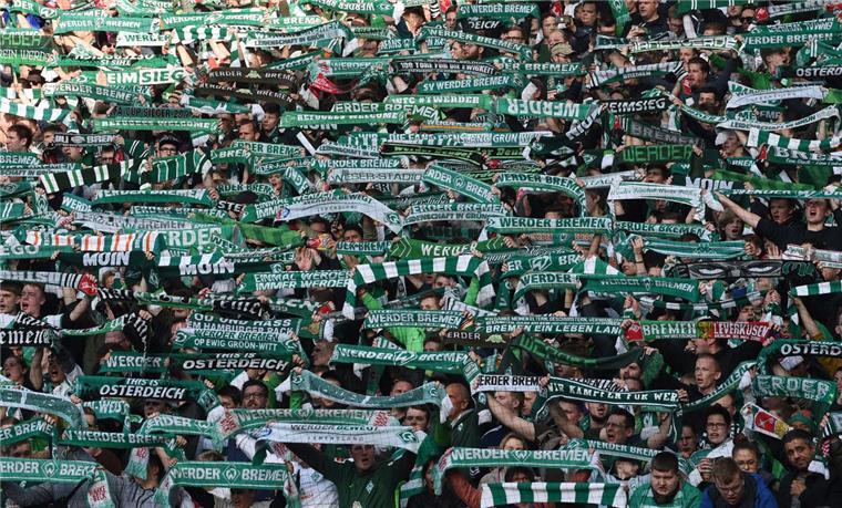 Werder Bremen stattet Talent Touré mit Profivertrag aus Die Fans des SV Werder Bremen jubeln im Weserstadion.