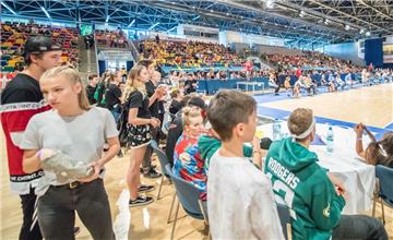 Die Fans drücken die Daumen. Hip-Hop-Europameisterschaften in der Stadthalle Bre...
