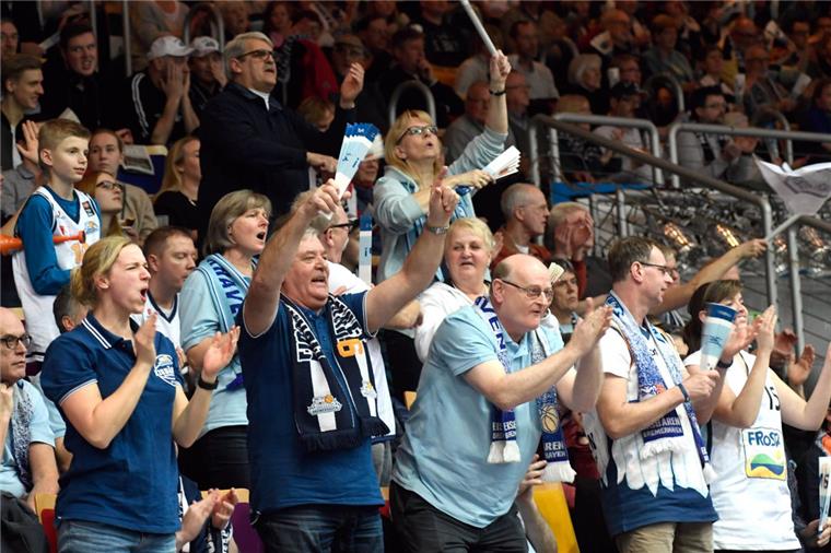 Die Fans durften gegen Jena den sechsten Saisonsieg der Eisbären bejubeln. Foto Scheer