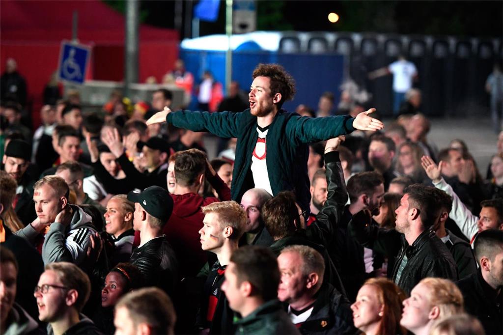 Die Fans feuerten ihre Mannschaft auch aus der Entfernung lautstark an.