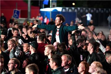 Die Fans feuerten ihre Mannschaft auch aus der Entfernung lautstark an.