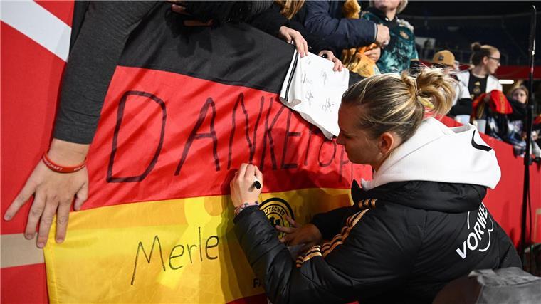 Nur 15 Minuten für Popp: „Schade, ist schon vorbei“ Die Fans freuen sich über Popp-Autogramme nach dem 1:2 gegen Australien.