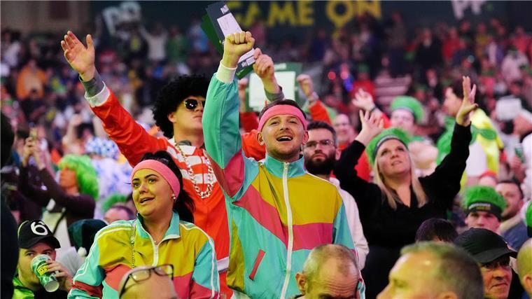 Beginn einer Ära: Weltmeister Littler pulverisiert Rekorde Die Fans genießen die Show von Littler und van Gerwen.