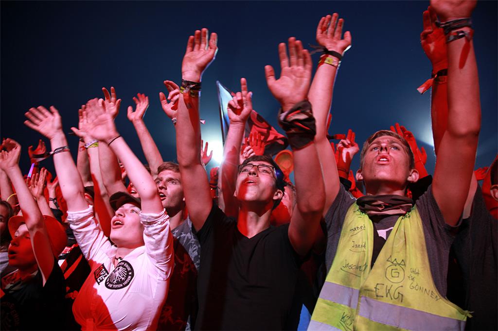 Die Fans haben viel Spaß mit den Toten Hosen. Foto: Leuschner
