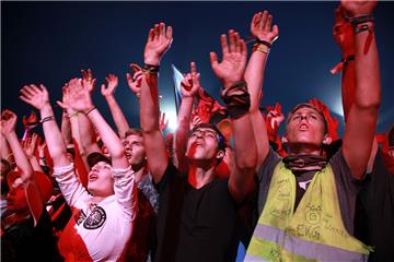 Die Fans haben viel Spaß mit den Toten Hosen. Foto: Leuschner