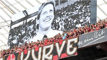 Die Fans in Leverkusen gedenken Christoph Daum.