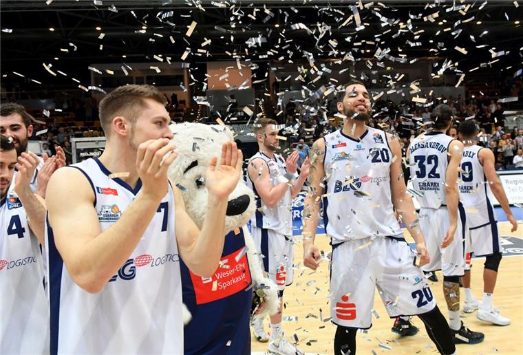 Tag der Fans: Eisbären Bremerhaven präsentieren sich den Fans Die Fans kommen den Eisbären-Basketballern wieder ganz nah.