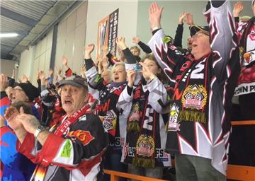 Die Fans rennen den Fischtown Pinguins die Bude ein.