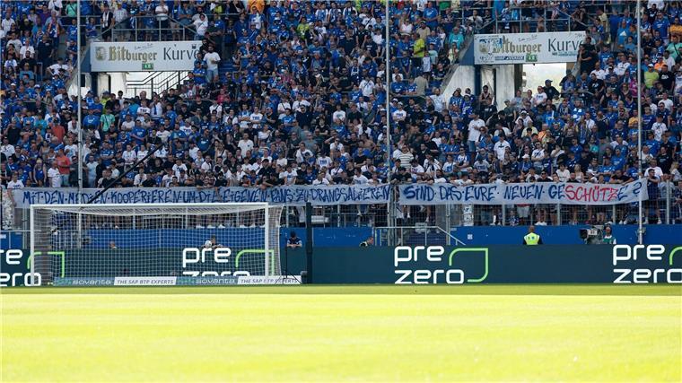 Hoffenheim-Fans protestieren gegen Geschäftsführung Die Fans sind mit den Entscheidungen der Geschäftsführung alles andere als einverstanden.