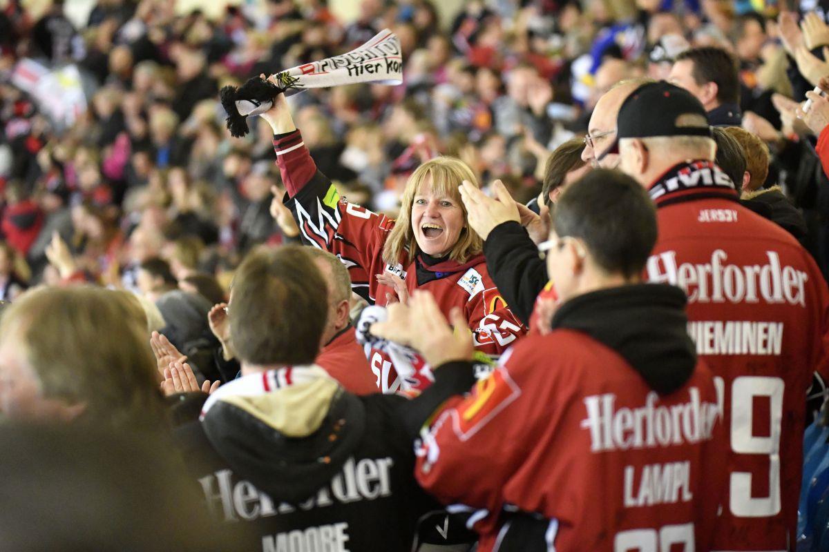 Telekomeishockey nimmt die Pinguins-Fans unter die Lupe Die Fans sind nach wie vor "heiß" auf die Fischtown Pinguins. Für die neue Spielzeit sind schon 2400 Saisonkarten verkauft.