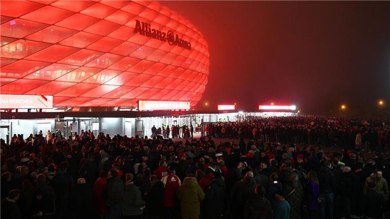 Pyrotechnik Schuld an Anreise-Chaos beim Bayern-Spiel Die Fans strömen zur Allianz Arena, viele verspätet wegen Problemen bei der Anfahrt.