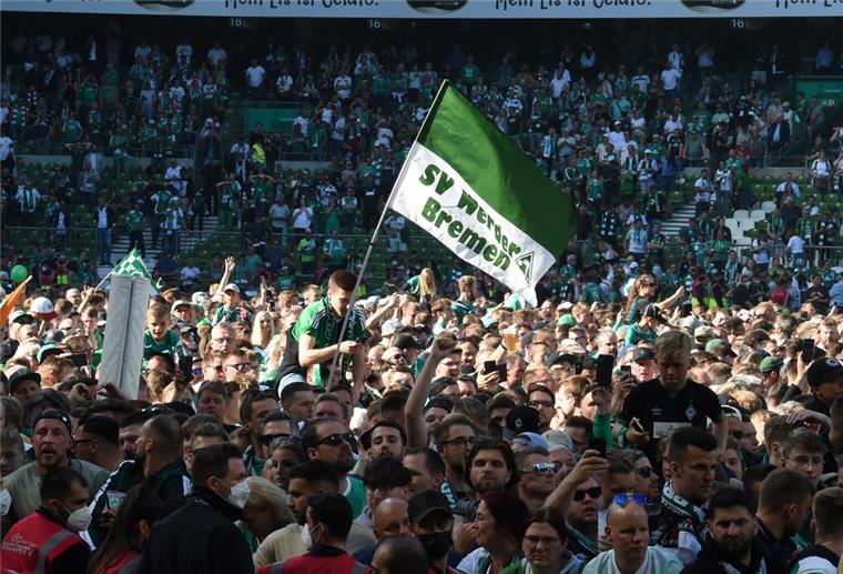 Die Fans stürmten nach dem Sieg auf den Rasen.