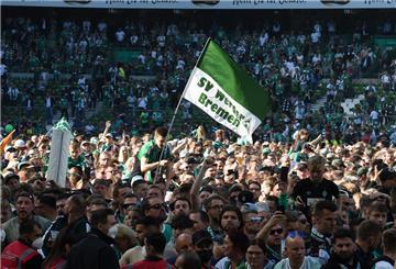 Die Fans stürmten nach dem Sieg auf den Rasen.