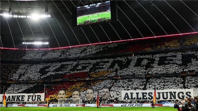 Die Fans verabschiedeten die Ex-Nationalspieler als „Legenden“.
