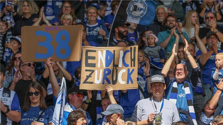 Unter Sprechchören: Wörl aus Hannover zurück nach Bielefeld Die Fans von Arminia Bielefeld feiern die Rückkehr von Marius Wörl.