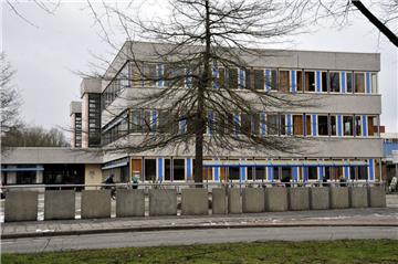 Die Fassade der Schule Am Leher Markt in Bremerhaven ist beschädigt.