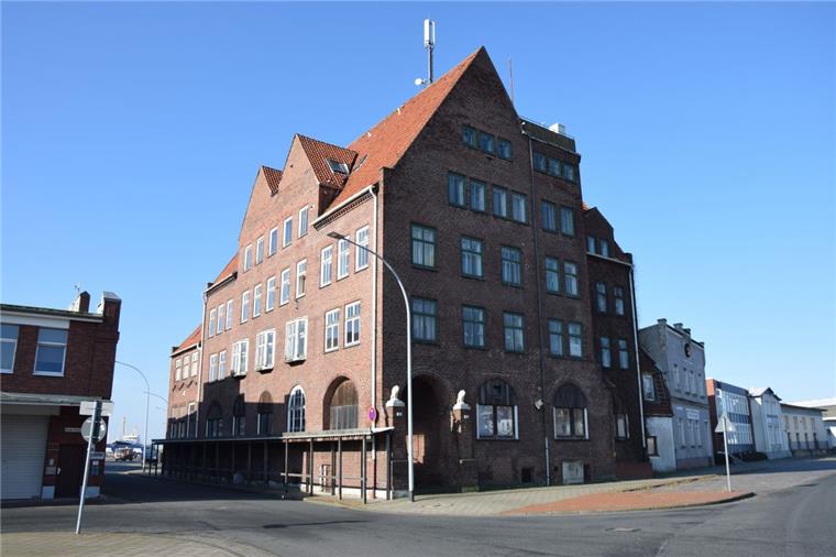 Ehemaliges Seemannsheim soll Wohnen-auf-Zeit-Herberge werden Die Fassade des ehemaligen Seemannsheims besteht aus wetterfestem Bockhorner Klinker. Die Holzfenster sind zum Teil noch im Original erhalten. Architekt Gustav Claas verarbeitete zeitgenössische Strömungen des Heimatstils und entwarf ein klar gegliedertes schlichtes Gebäude.
