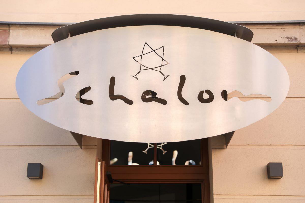 Stade: Durchsuchung nach Angriff auf jüdisches Restaurant Die Fassade des jüdischen Restaurants «Schalom», das am 27. August 2018 im Zusammenhang mit einer rechten Demonstration von mehreren Personen mit Steinen, Flaschen und Eisenstangen angegriffen worden ist.