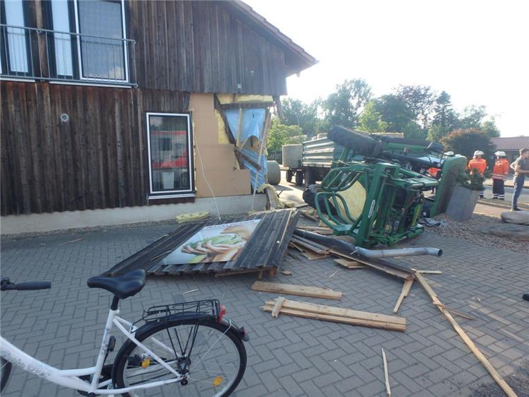 Trecker prallt in Hellwege gegen Wand eines Schönheitssalons Die Fassade des Schönheitssalons ist erheblich beschädigt, nachdem ein Trecker dagegen gekracht ist. Der Fahrer verletzte sich bei dem Unfall schwer.