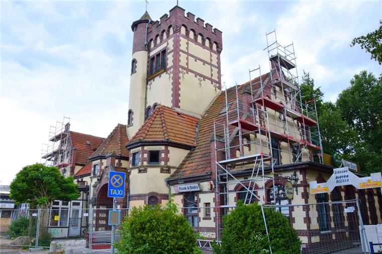Die Fassade des Weserschlösschens erhält einen neuen Anstrich. Kommende Woche wird auf der Rückseite des Hauses das Dach geöffnet. Die Investoren lassen Dachgauben einbauen.