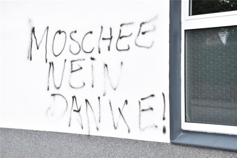 Die Fassade einer Moschee in der Walther-Rathenau-Straße in Nordenham wurde beschmiert.