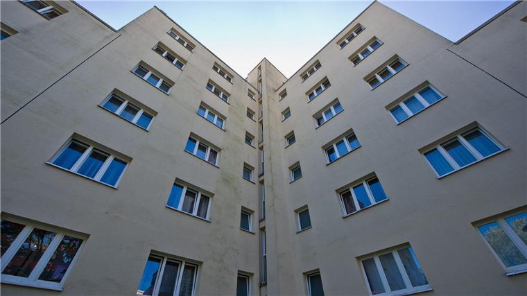 Mehr Menschen sollen Anspruch auf Sozialwohnungen bekommen Die Fassade eines Wohnblocks.