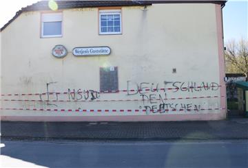 Die Fassade von Wetjens Gaststätte an der Bundestraße 212/Burgstraße wurde mit rechten Parolen beschmiert.