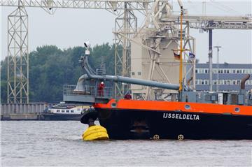 Die fast 100 Meter lange „Ijsseldelta“ fischt vom Weserboden 80 000 Kubikmeter Sand für Harriersands Ufer.