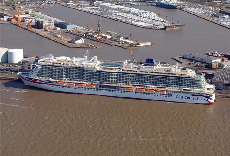 „Iona“: Die Arbeiten an Bord gehen weiter Die fast fertige „Iona“ liegt am Kreuzfahrtterminal in Bremerhaven.