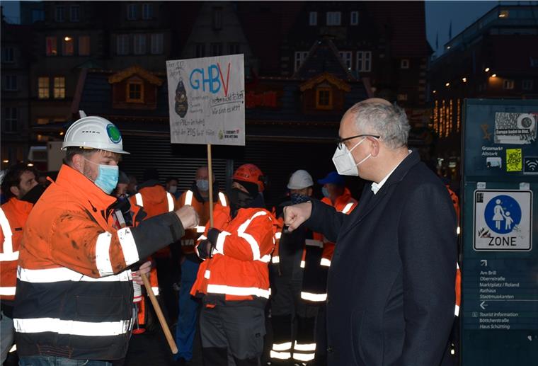 Bovenschulte verspricht Hafenarbeitern Hilfe des Senats Die Faust zur Begrüßung in Corona-Zeiten: Regierungschef Andreas Bovenschulte (rechts) und GHB-Gesamtbetriebsratsvorsitzender Mirko Basa (links) bei der Kundgebung auf dem Bremer Marktplatz. Bovenschulte sagte den Hafenarbeitern die Unterstützung des Senats zu.