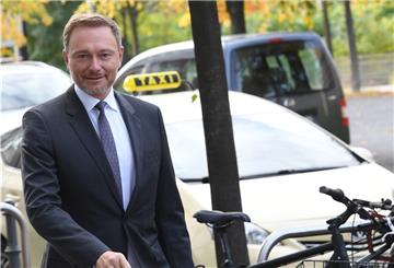 Christian Lindner kommt zu einer gemeinsamen Sitzung des FDP-Bundesvorstands und der neugewählten Bundestagsabgeordneten. 