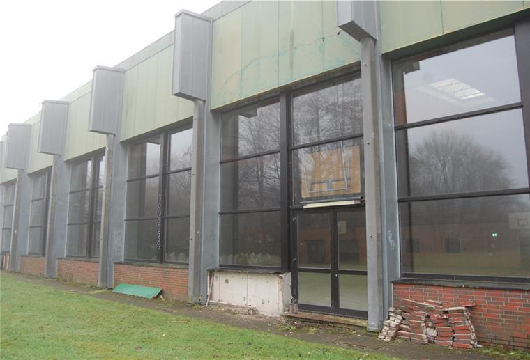 Sanierung der Großsporthalle Rodenkirchen läuft an Die Fensterfront auf der Nordseite wird komplett erneuert. Mit diesen Arbeiten soll im Februar begonnen werden.