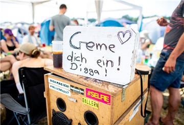 Stundenlang in der prallen Sonne: Wer sich nicht mit hohem Lichtschutzfaktor eincremt, riskiert einen Sonnenbrand. Die Festival-Vibes sind stark – aber Sonnenstich, Blase & Co. können jede Laune killen. Tipps von Profis helfen beim Feiern ohne Schmerzen.