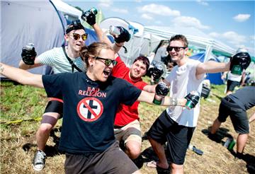 Die Festivalbesucher Stefan (von links), Joe, Lars und Daniel stehen auf dem Zel...