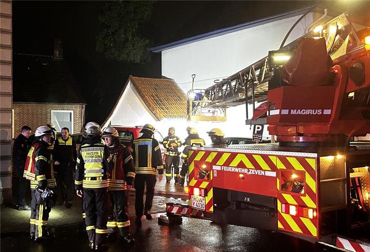 Feuer-Drama in Zeven: Drei Verletzte bei Brand in Mehrfamilienhaus Die Feuerwehr an der Einsatzstelle.