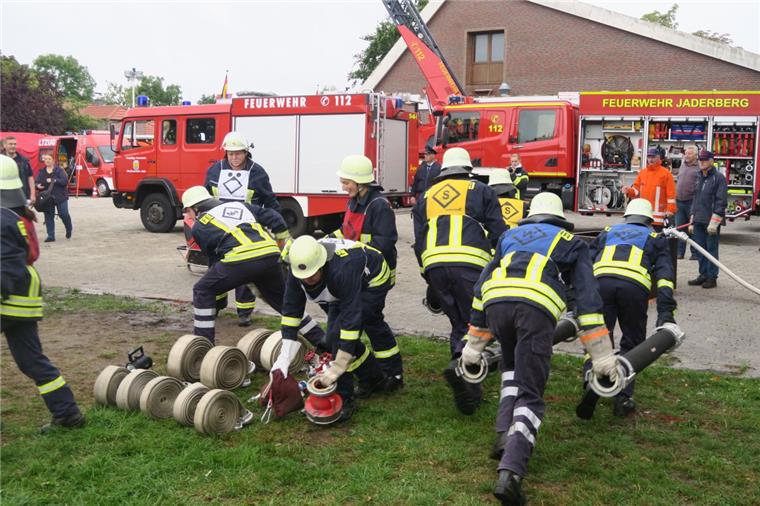 Reitland: 45 Feuerwehren messen sich im Wettkampf Die Feuerwehr aus der Gemeinde Jade zeigte vollen Einsatz. Sie landete bei der abschließenden Wertung auf dem 6. Platz.