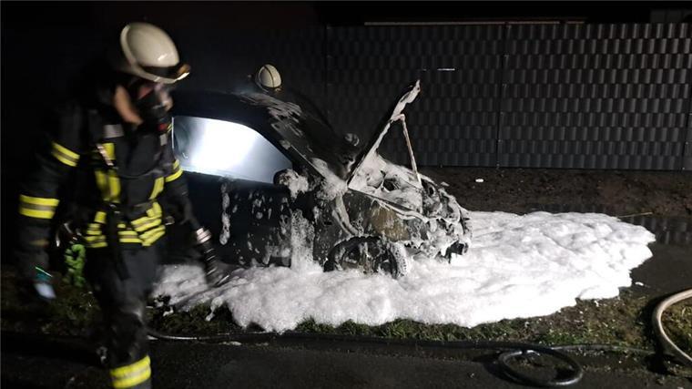Auto fängt in Heeslingen während der Fahrt Feuer Die Feuerwehr bedeckte das Auto nach dem Brand in Heeslingen mit Schaum.