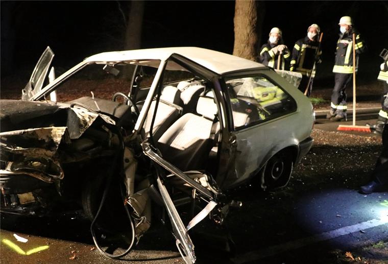 Die Feuerwehr befreite den Mann mit schwerem Gerät aus dem Fahrzeug. Foto Feuerwehr