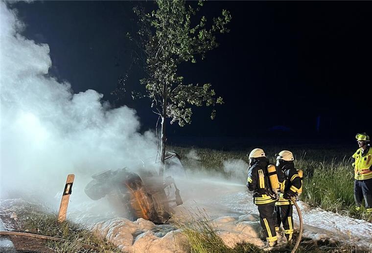 Die Feuerwehr bei den Löscharbeiten.