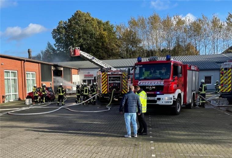 Großfeuer in Selsingen vernichtet Lagerhalle Die Feuerwehr bei den Löscharbeiten.