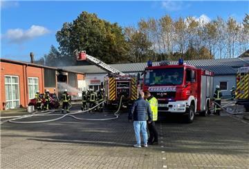 Die Feuerwehr bei den Löscharbeiten.