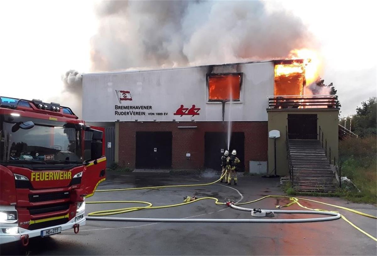 Bremerhaven: Gebäude beim Ruderverein steht in Flammen Die Feuerwehr bei den Löscharbeiten.