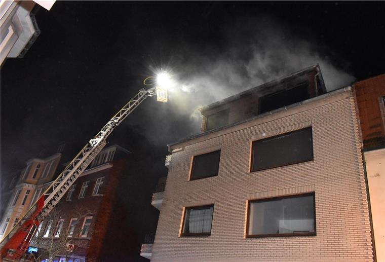 Ein Toter bei Feuer in Cuxhaven Die Feuerwehr bei den Löscharbeiten an der Cuxhavener Schillerstraße.