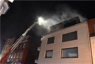 Die Feuerwehr bei den Löscharbeiten an der Cuxhavener Schillerstraße.