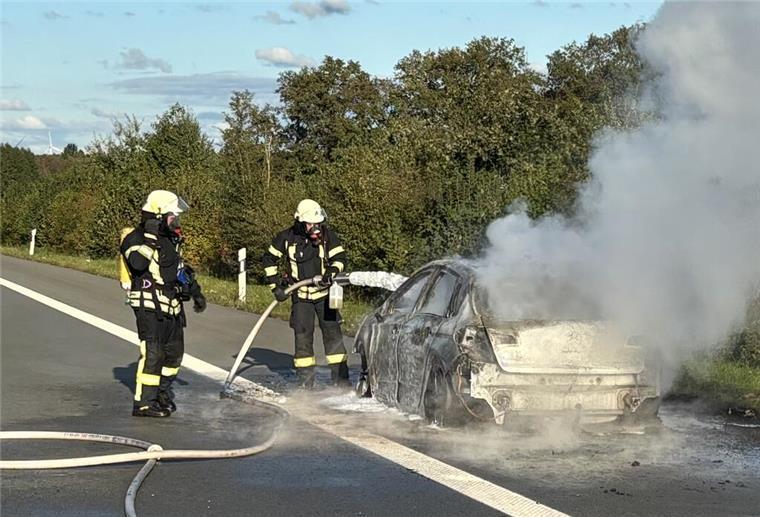 Die Feuerwehr bei den Löscharbeiten auf der A1