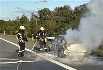 Die Feuerwehr bei den Löscharbeiten auf der A1