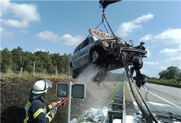 Die Feuerwehr bei den Nachlöscharbeiten.